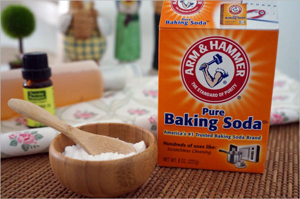 tay quan ao bang baking soda